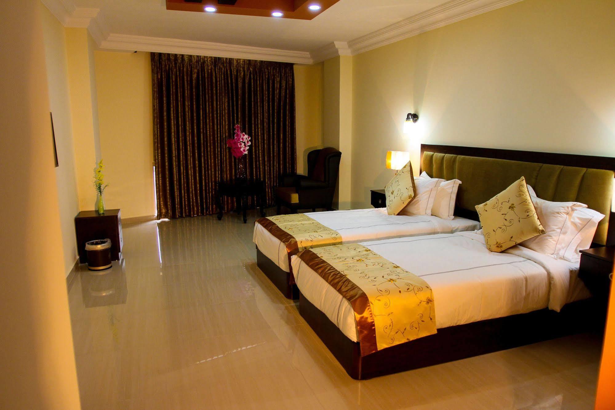 Queen Plaza Hotel Hebron Exterior photo