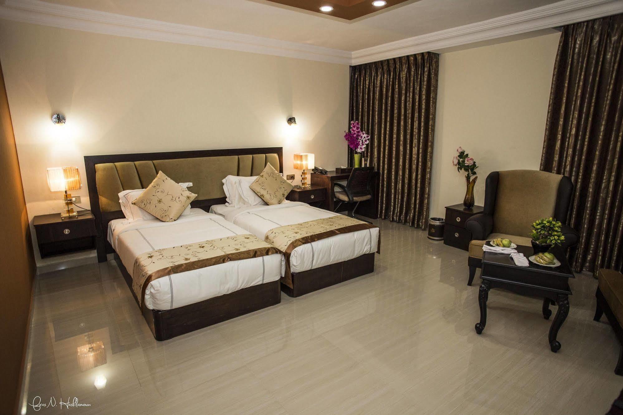 Queen Plaza Hotel Hebron Exterior photo